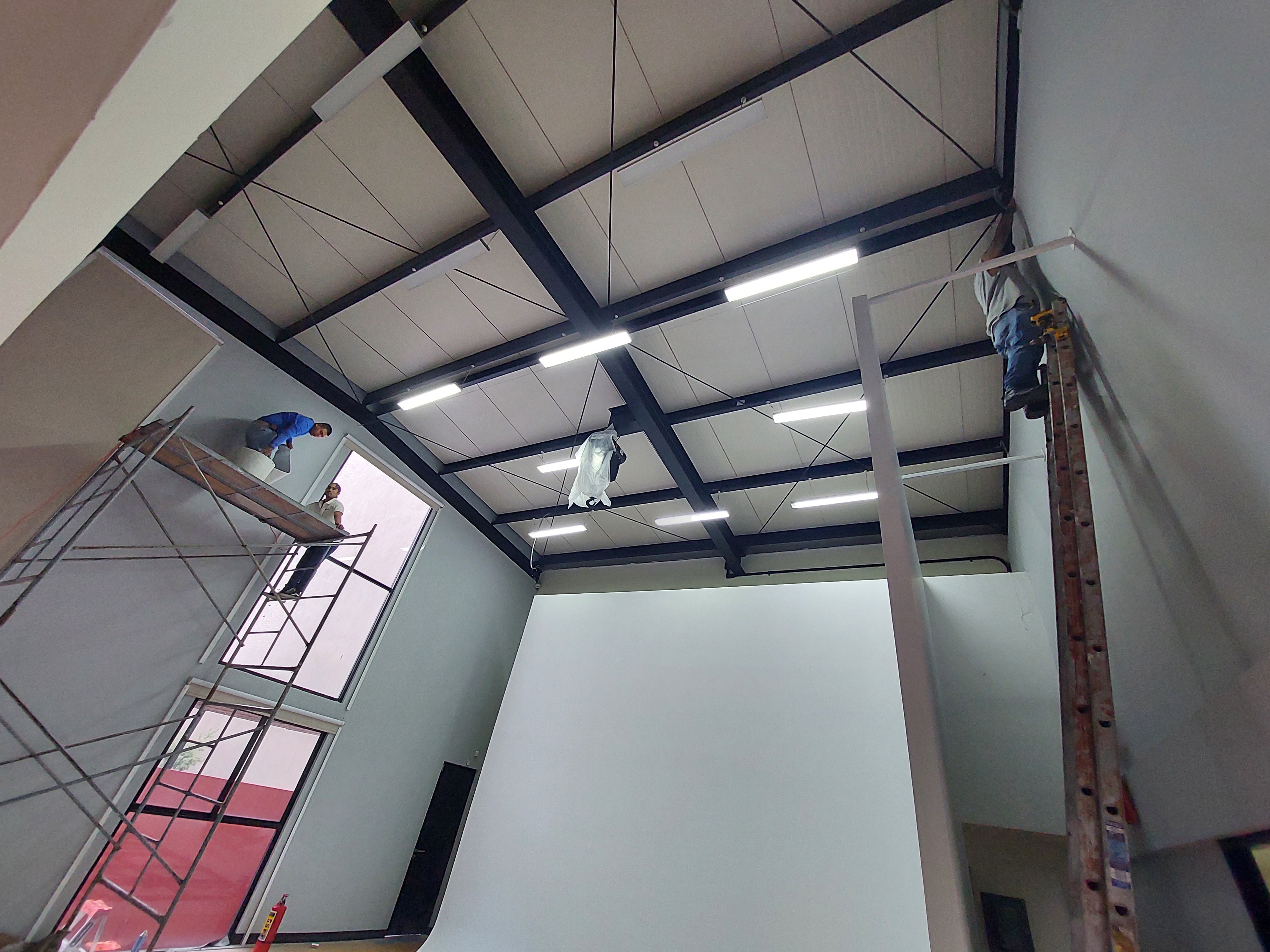 Equipo de Herrera Acoustics trabajando en la instalación de techo acústico