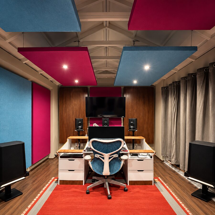 Estudio de grabación con paneles acústicos